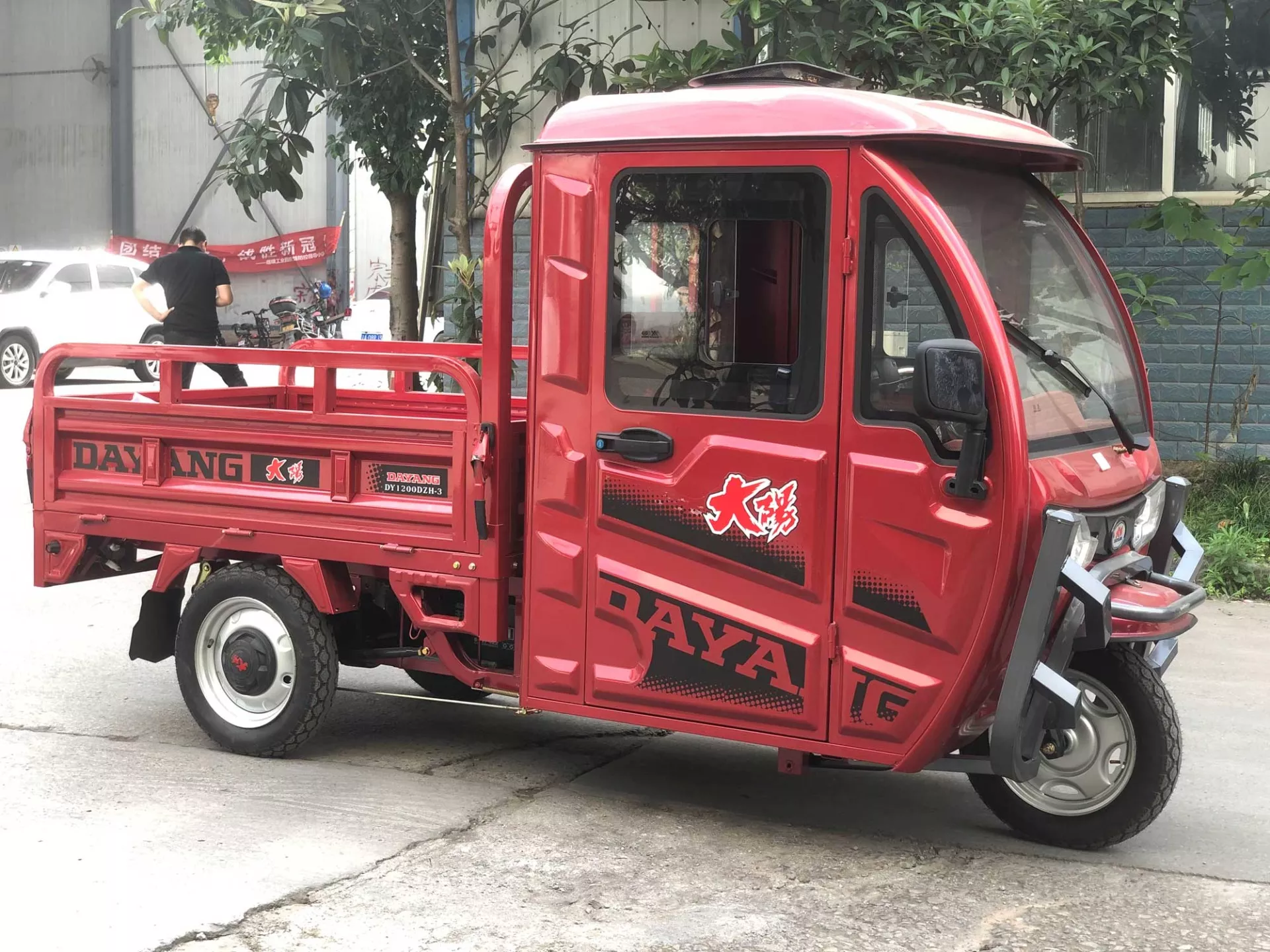 Best Price Safe and Popular 60V 1000W 1200W 1500W enclosed Electric Tricycle for Cargo   DY3-150 express delivery