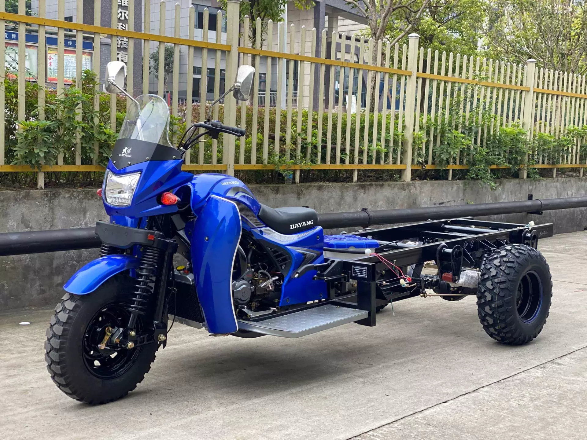 DAYANG Factory Cargo Motor Tricycle Fuel Oil Sand tire Tricycle without cargo box size Motorcycle For Freight
