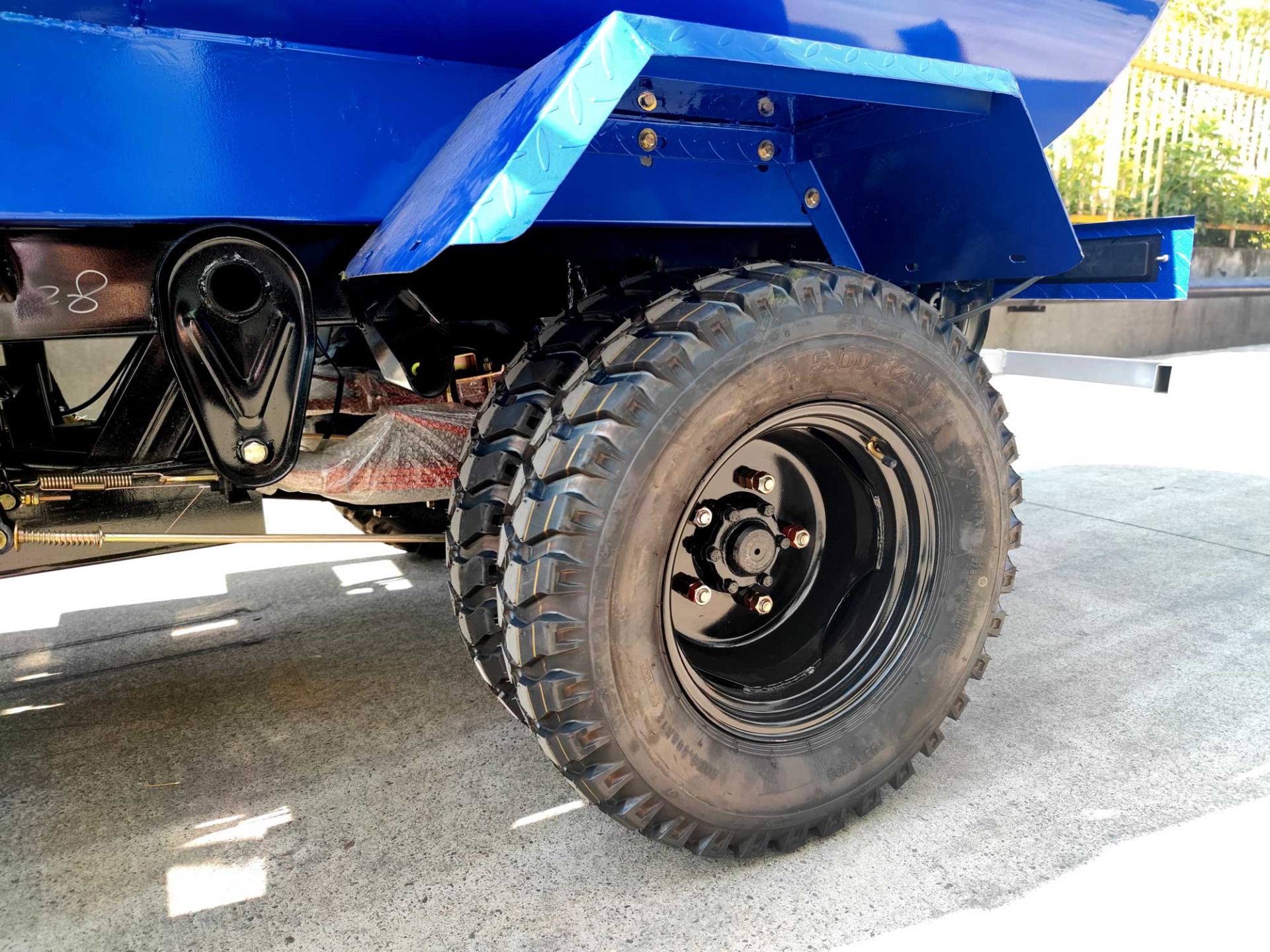 Well Sell Truck Cargo Tricycle Five Wheel Longer Motorcycle Double Axle Tricycle Red Lifan Blue Body Box Frame Battery