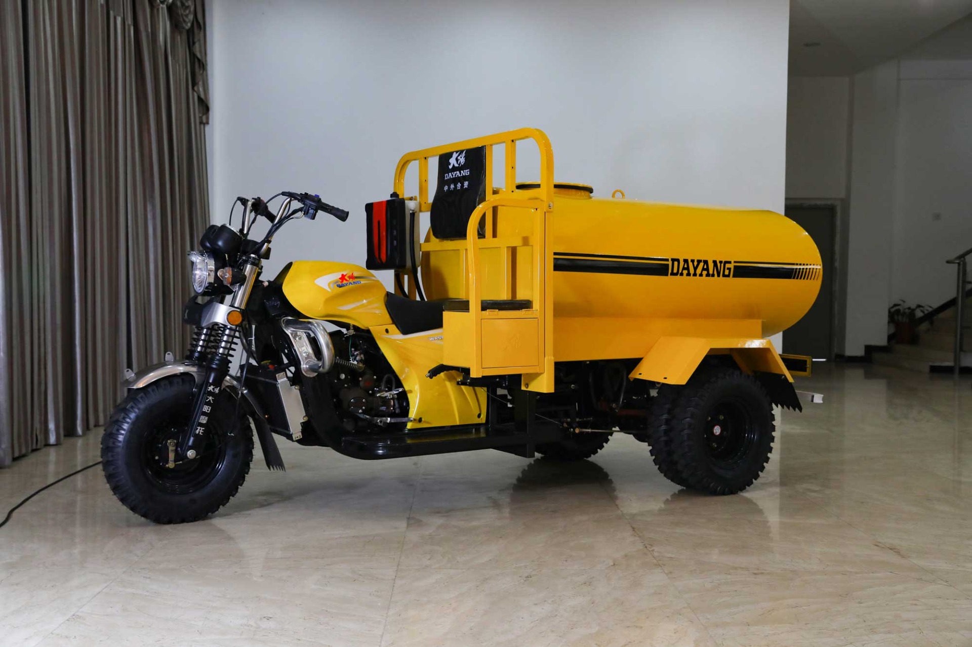 DAYANG 250CC water cooled water tank tricyles five wheels double rear tyres tanke truck  good stability