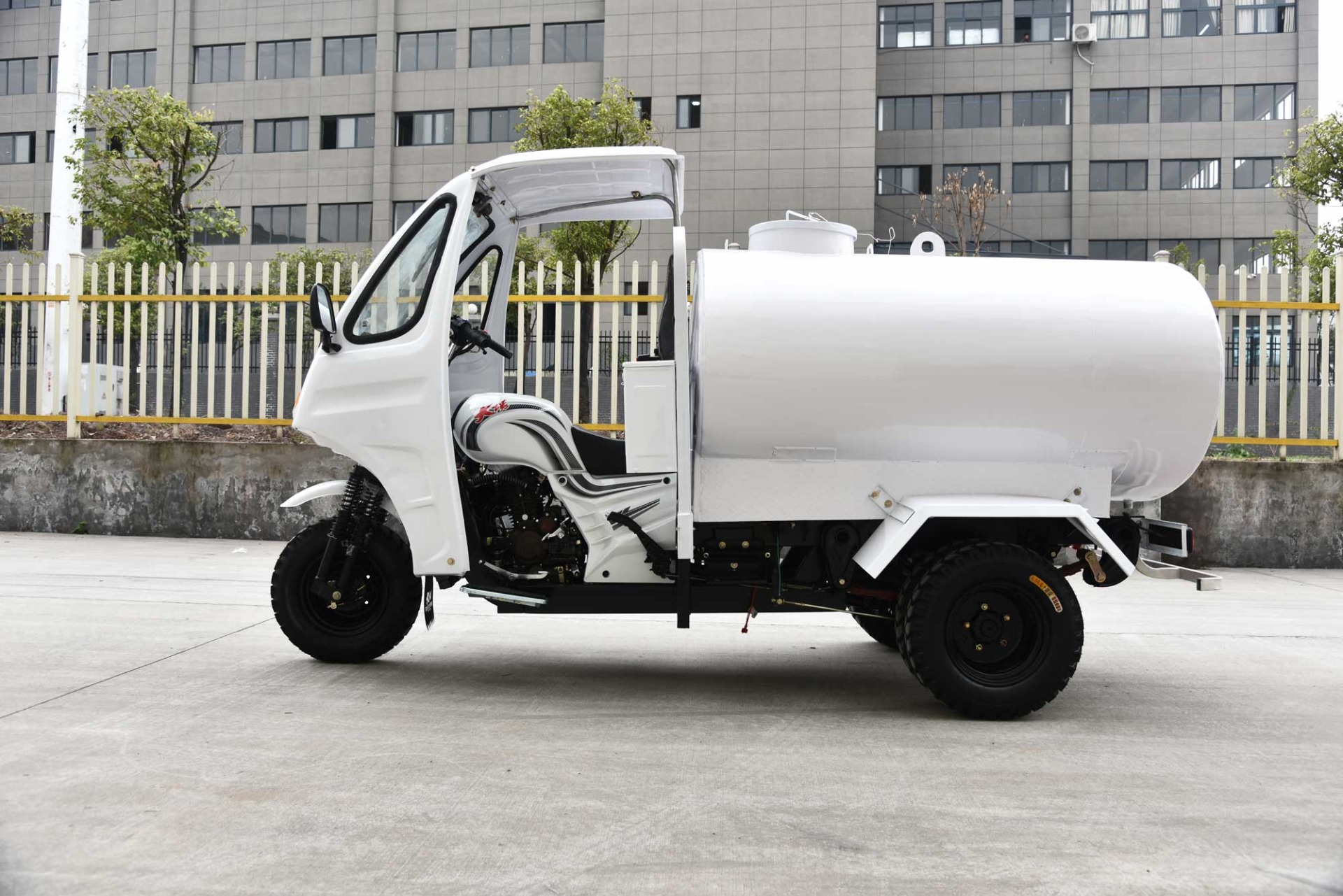 2021 Popular with White color Body Power Wheels Origin Type Water Tank Tricycle CCC Origin Type for Adult made in China