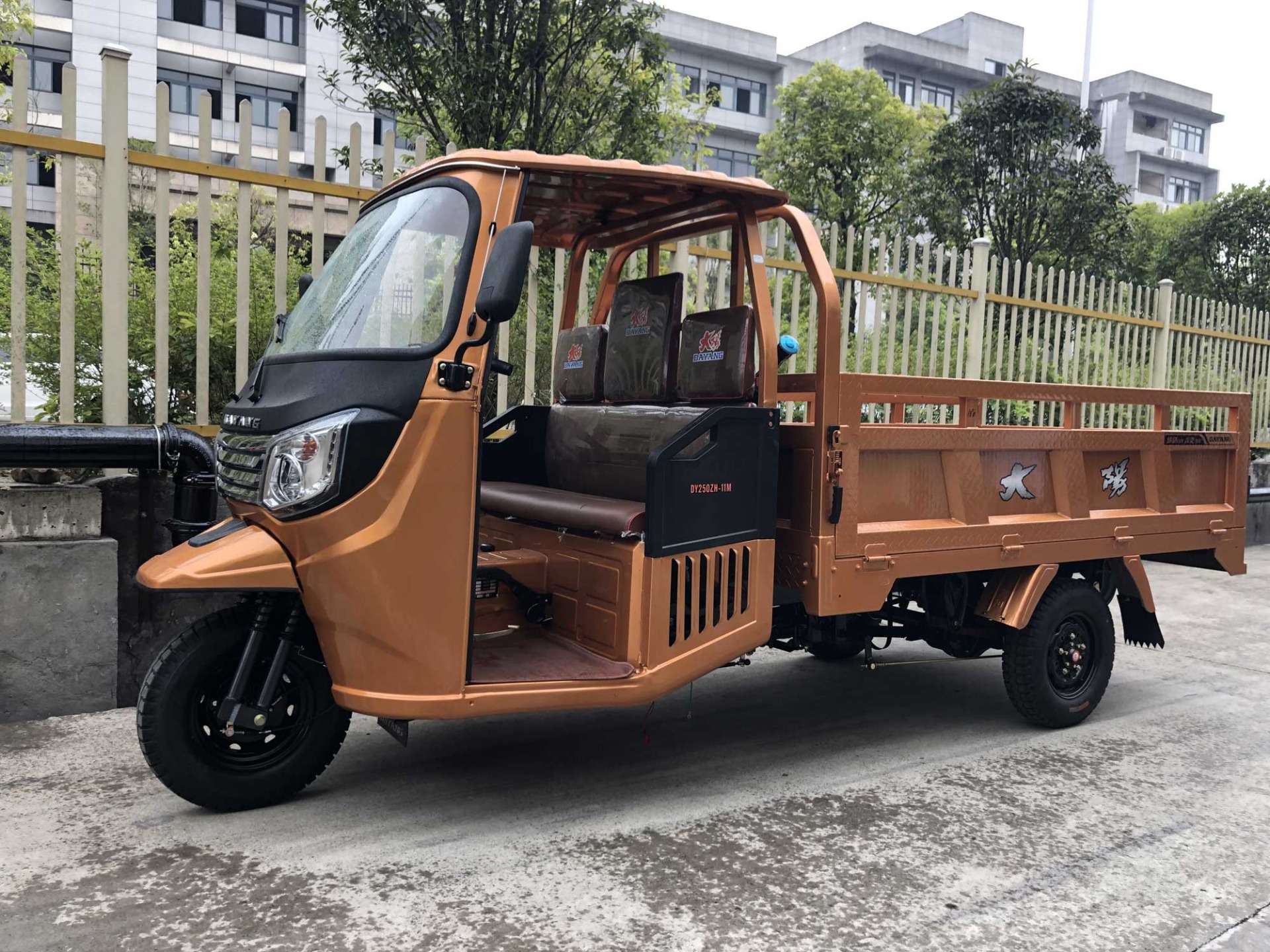 200cc water cooling gasoline engine three wheel cargo tricycle with cabin