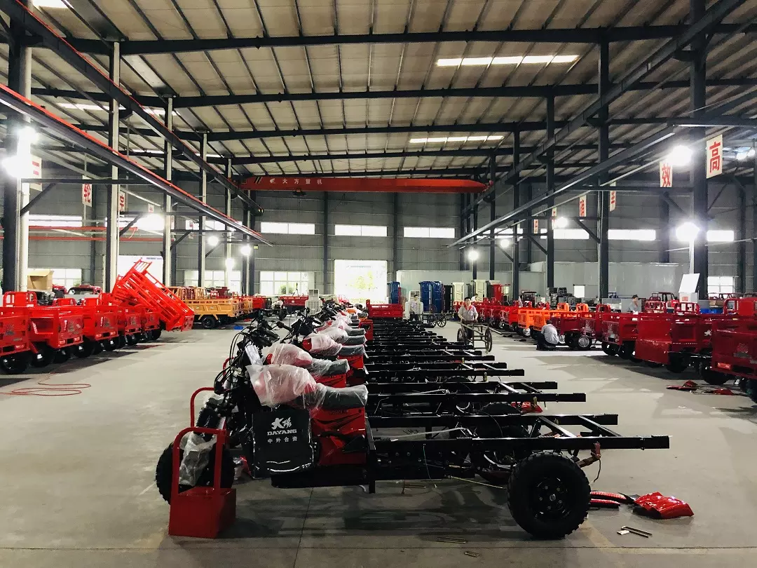 2021 New type enclosed 1500w electric cargo tricycle motor driving type tricycle popular Red color body made by China factory
