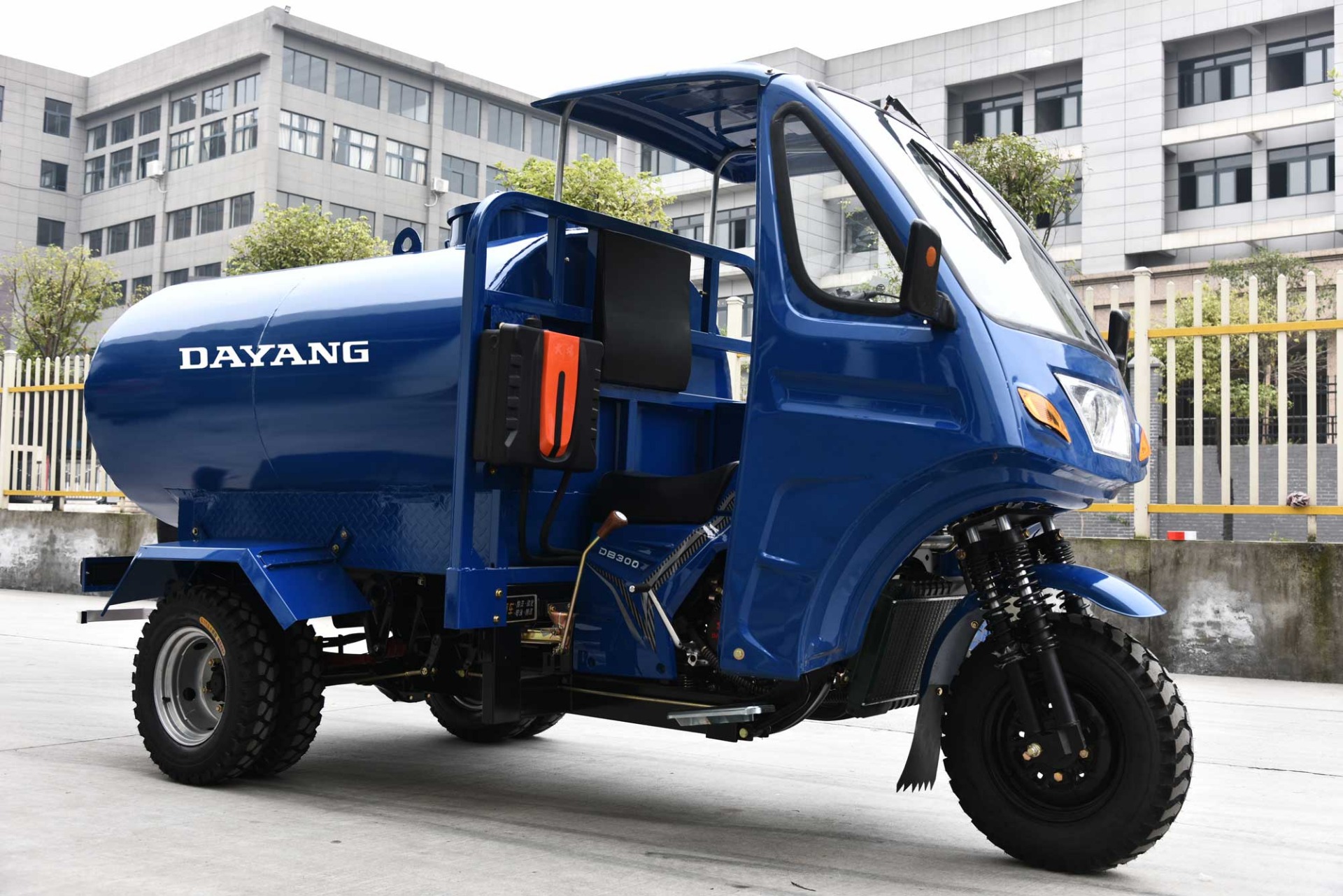 Well Sell semi cabin 200CC/250CC/300CC  3 big wheels water tricycle bike water tank motorcycle tricycle with water tank