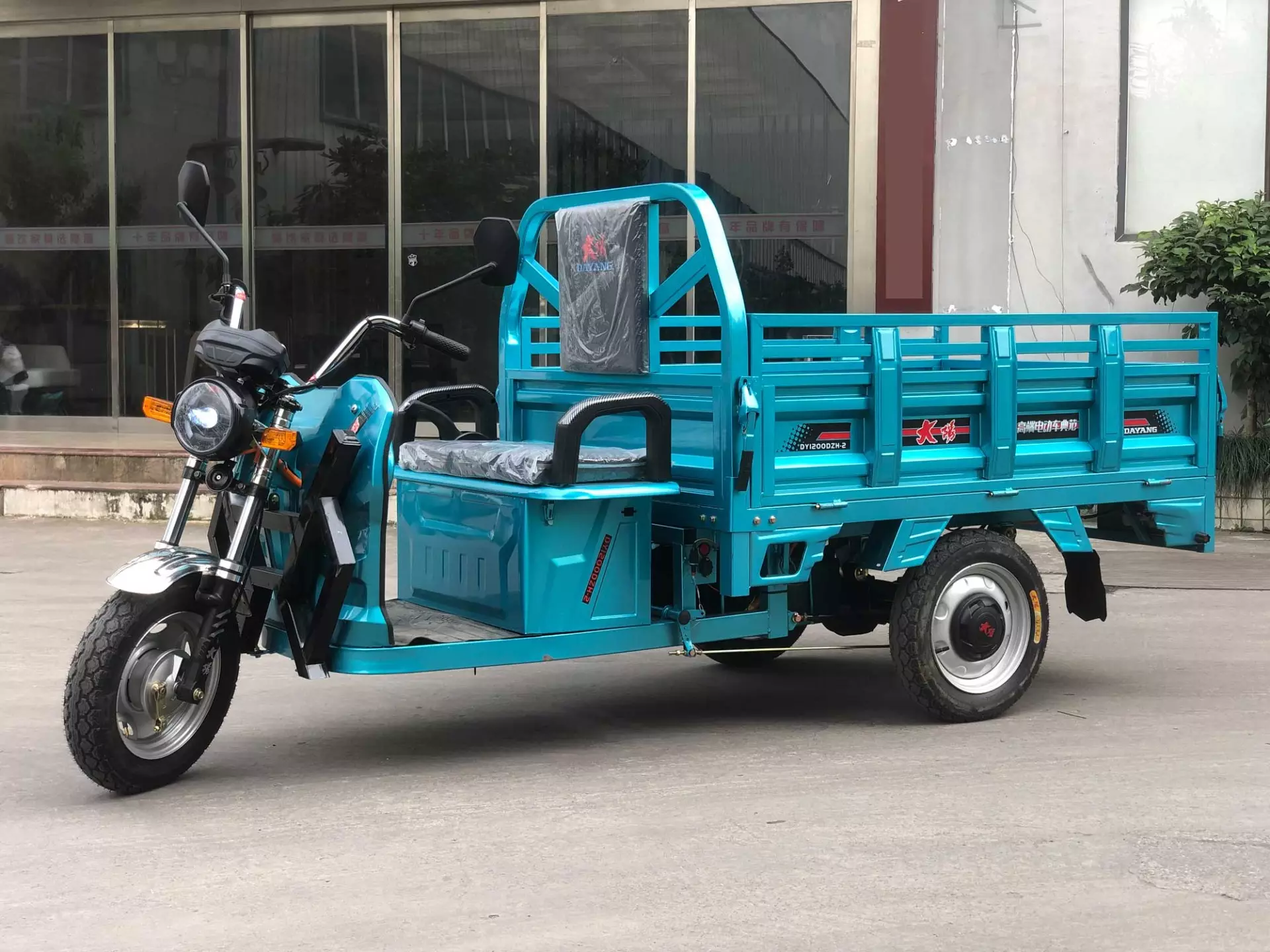 DAYANG Latest design Maximum Loaded Long Range 1.5m Cargo Box Three Wheel Electric Cargo Tricycles for Farm DY-160 upgrade