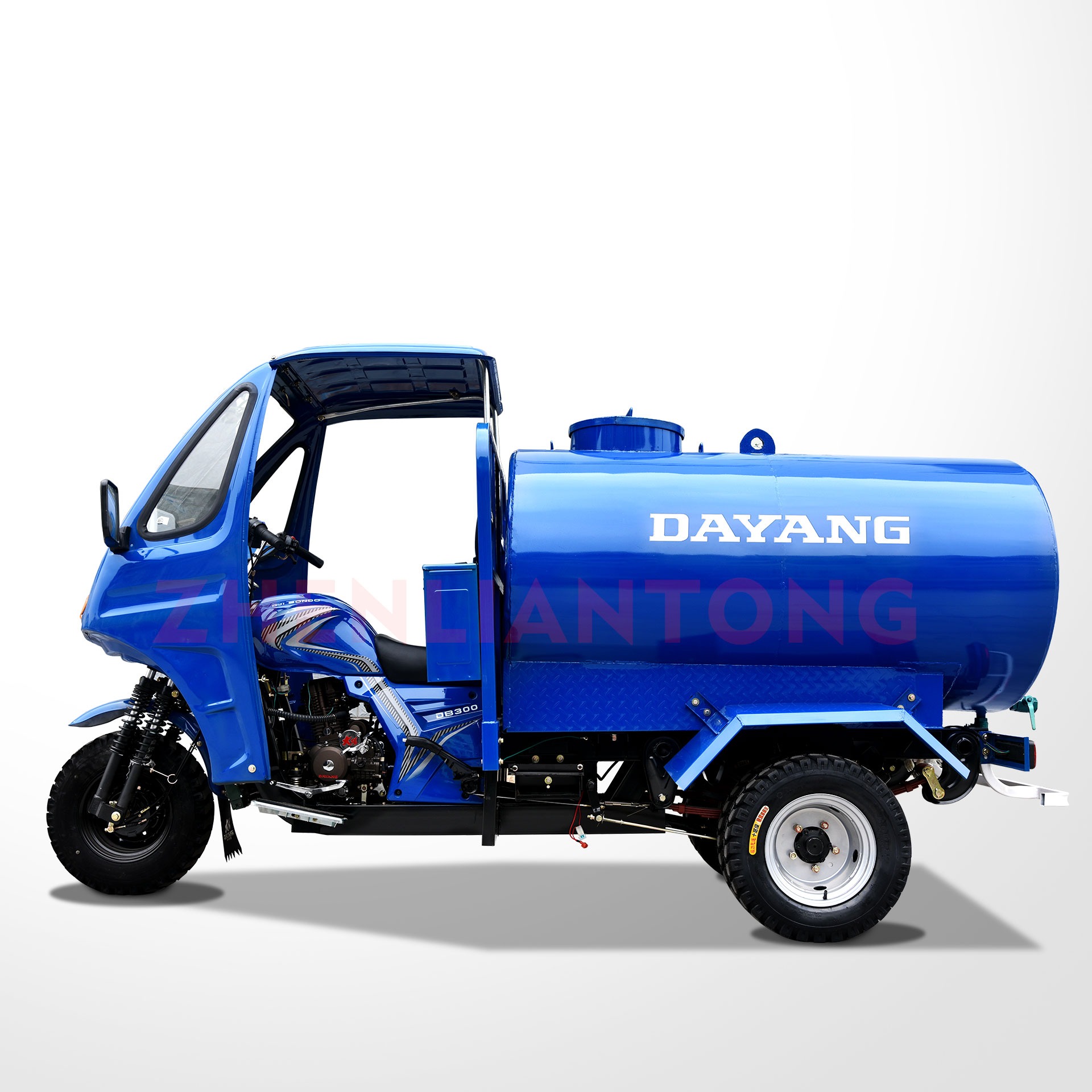 High Quality 250CC Motorized Special Cabin Roof Delivery Water Tank 1000L Tricycles Manufacture Cargo Open water barrow