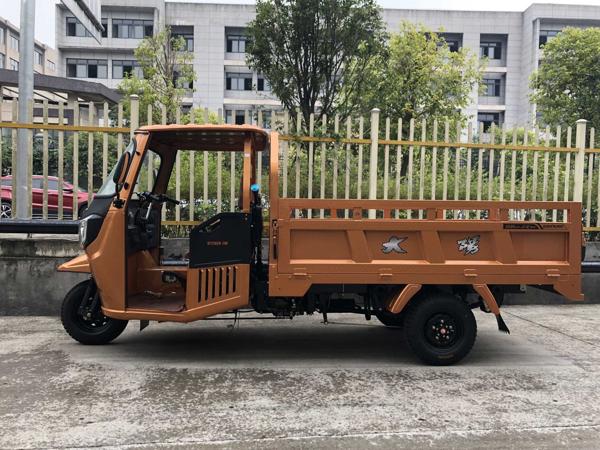 China Supplier Cabin Adult Tricycle Heavy Duty Closed Cabin adult Three Wheel Motorcy
