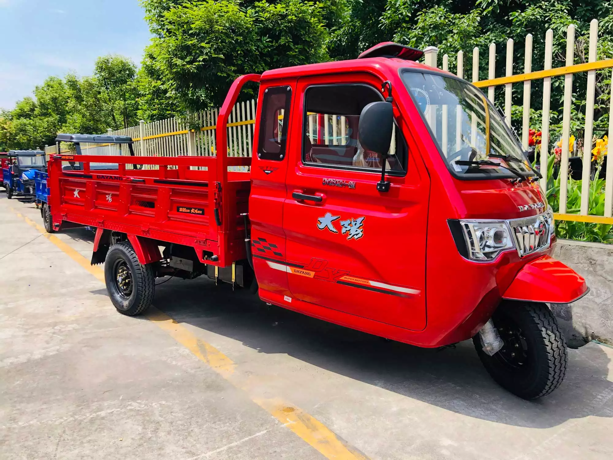 Dayang Luxury Series 800cc powerful Heavy Duty Cargo Tricycle T7 Closed Cab Large Cargo Box Car Steering Wheel Tricycle