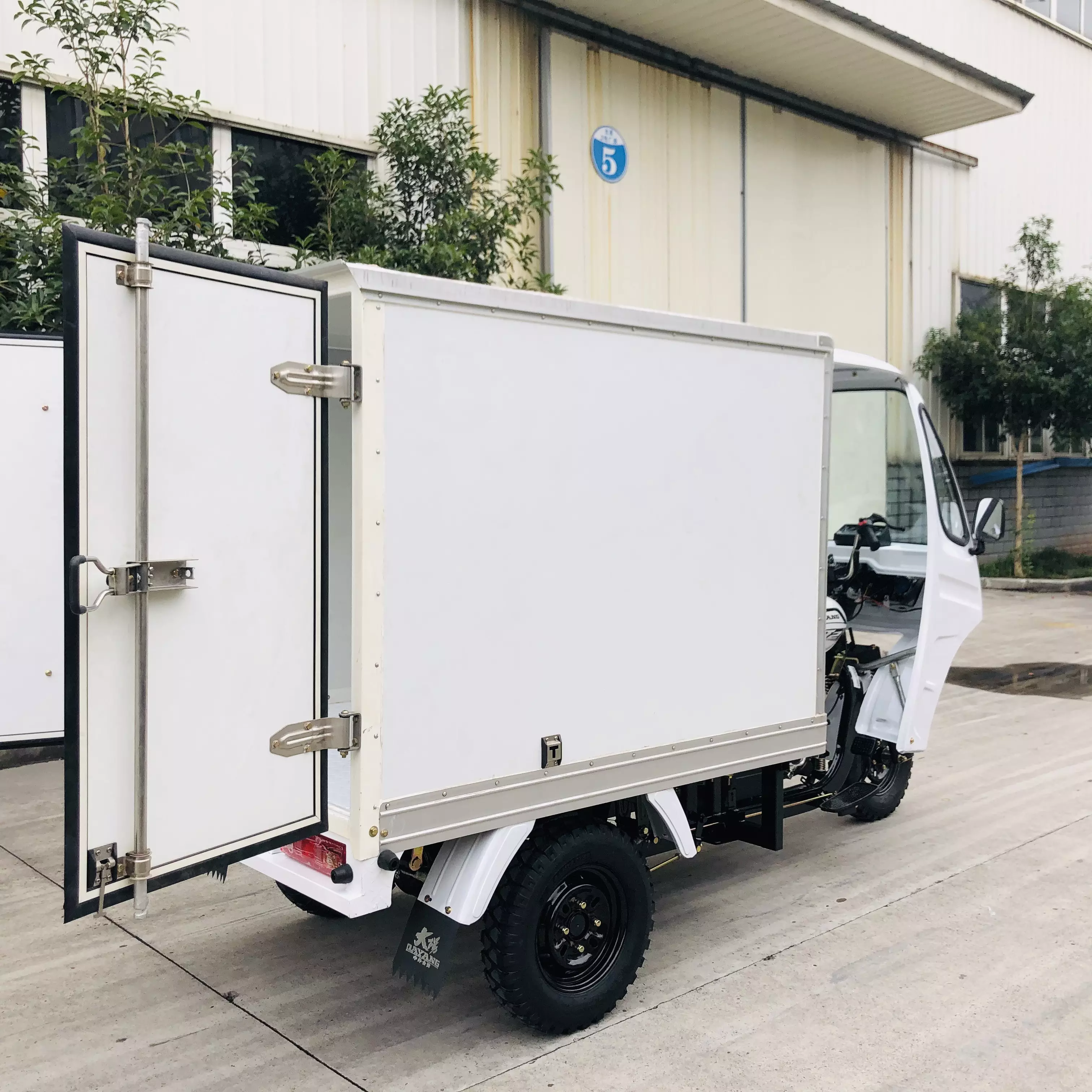 Semi cabin with closed  big cargo box tricycle for carrying food fruit fish with air conditioner 300cc water cooled tricycle
