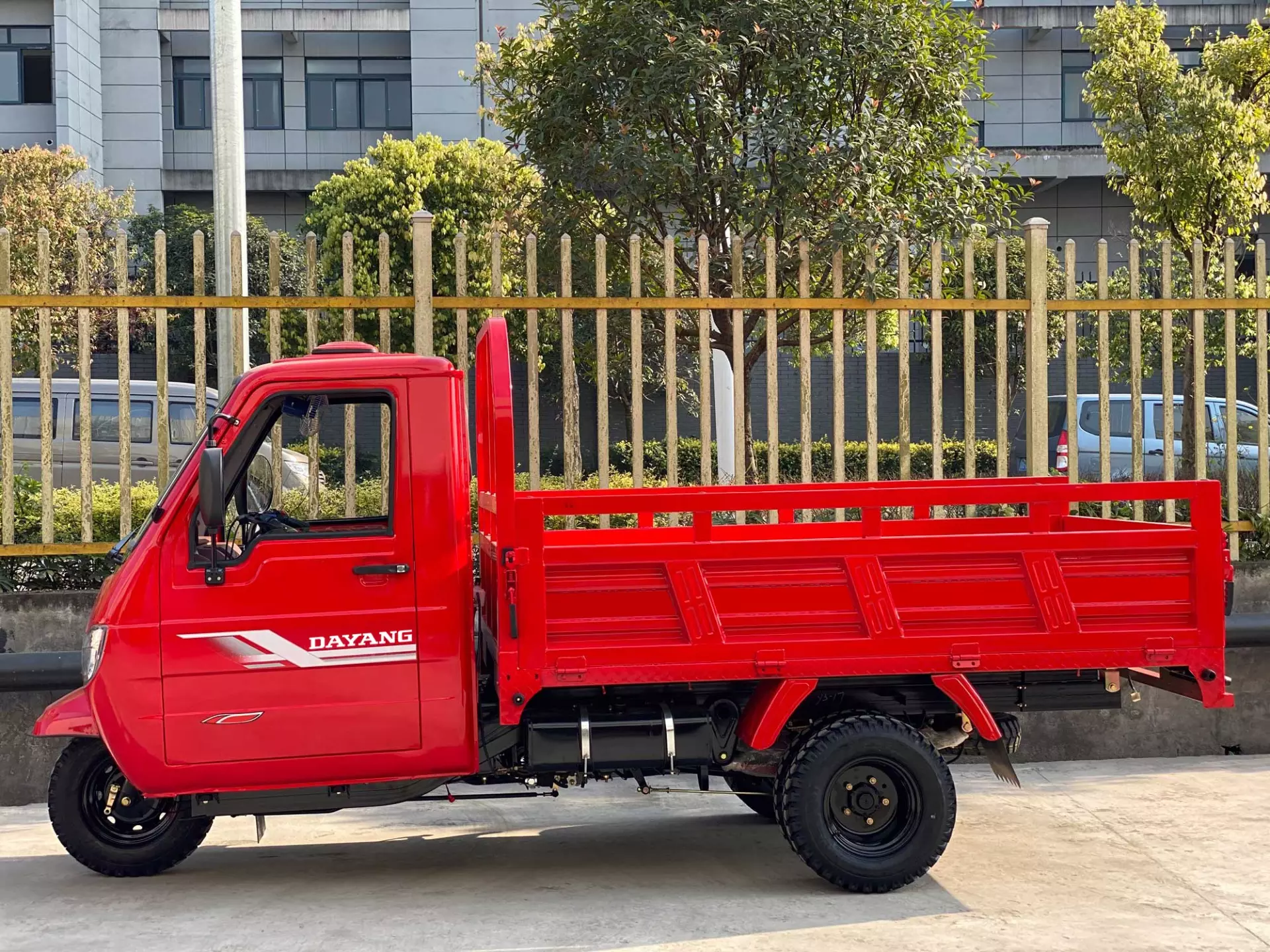 Enclosed 3 wheels truck cargo motorcycle tricycle body clearance  Customized Power Wheels Weight Mechanical Method Origin Type