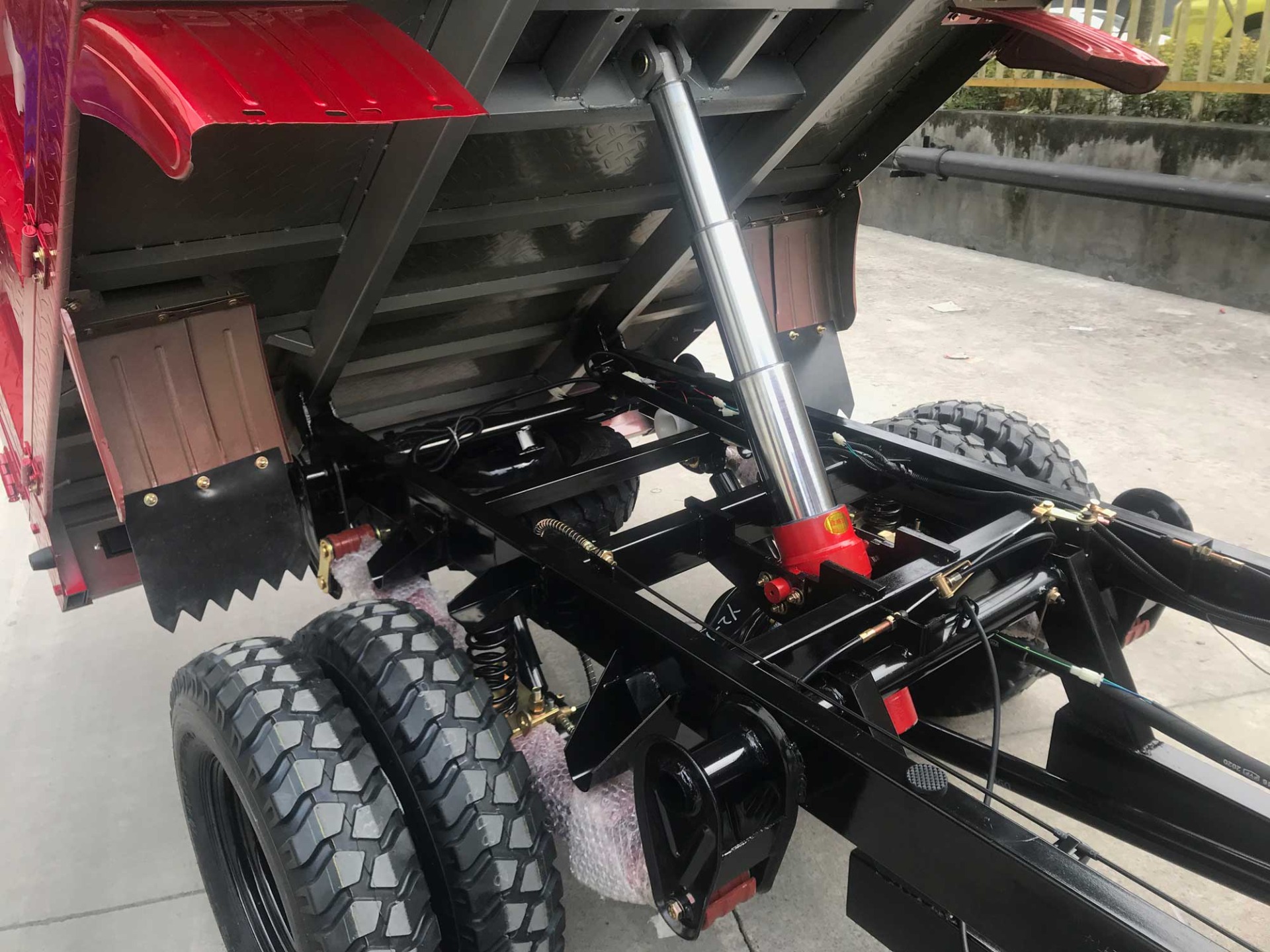 Popular Three wheel motorcycle Cargo tricycle 300cc 5 wheel with cheap price  driven motorized cargo transfer tricycle dumper
