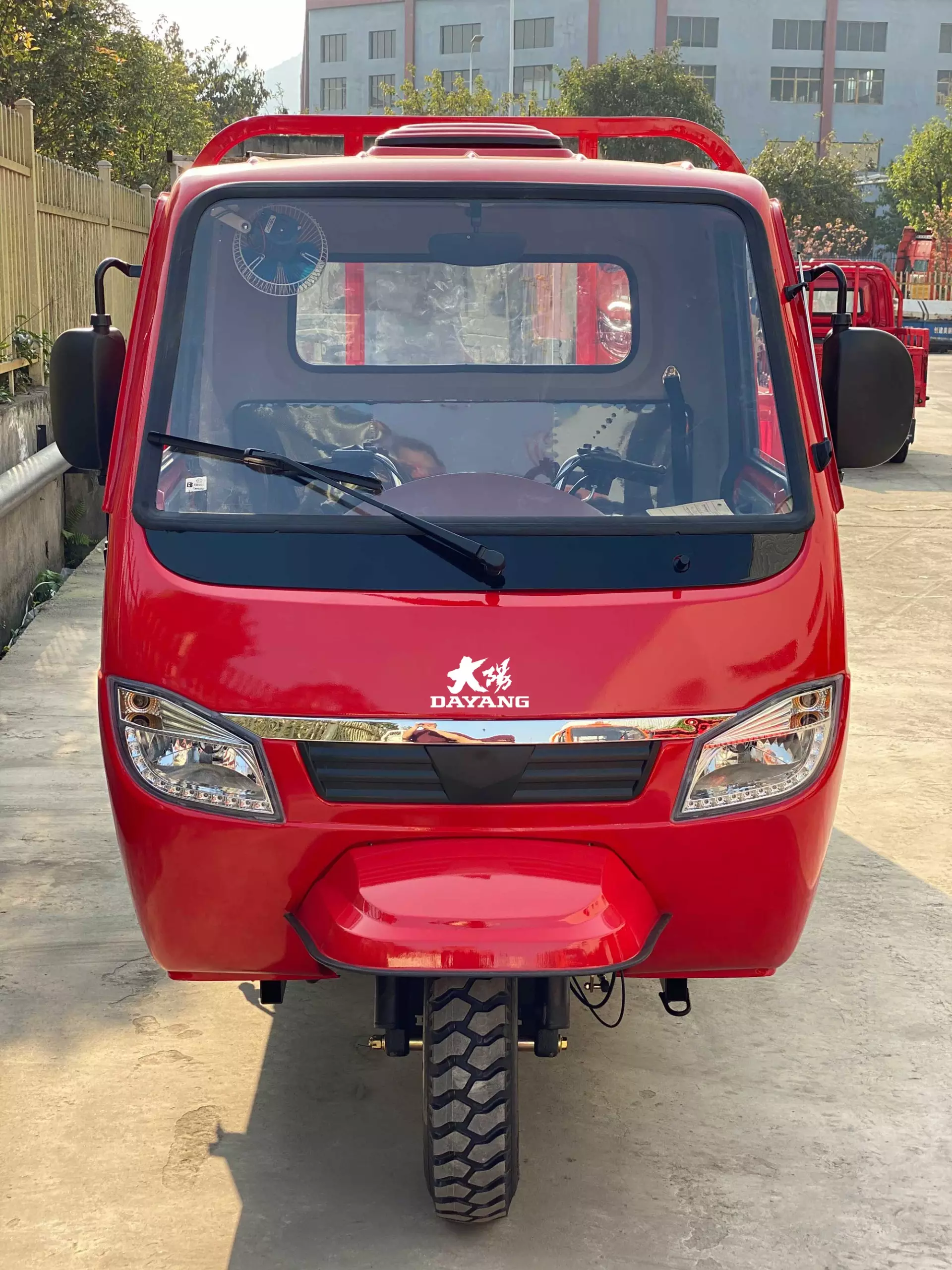 China Factory DAYANG Enclosed cabin cargo tricycle  200CC 250CC 300CC 350CC 3 wheels origin Type  Driving Size Product