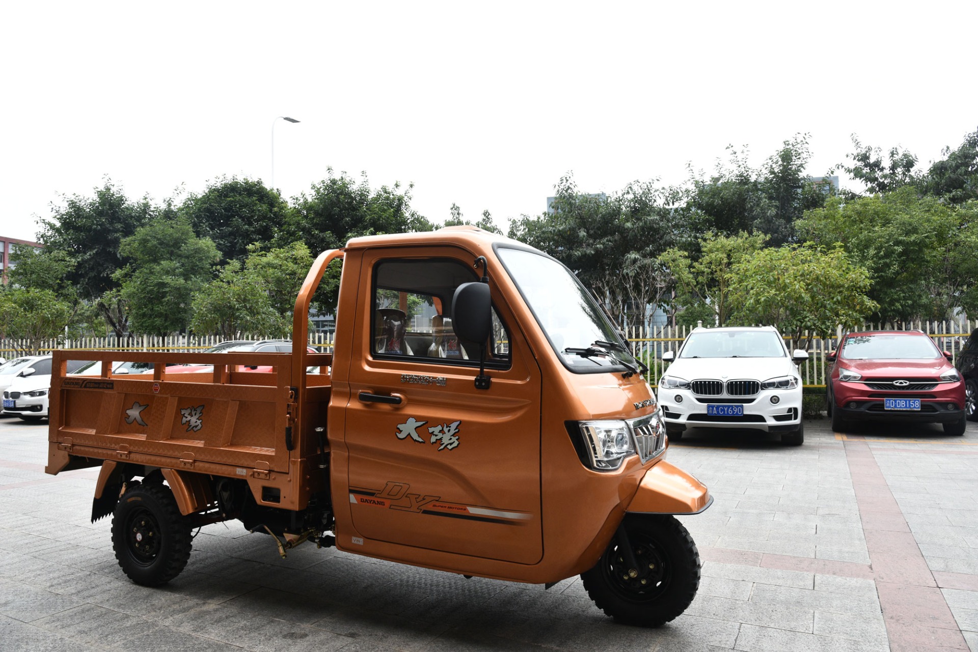 New design Reversible convenient lifan 200cc engine motocarro delivery van closed cabin cargo tricycle