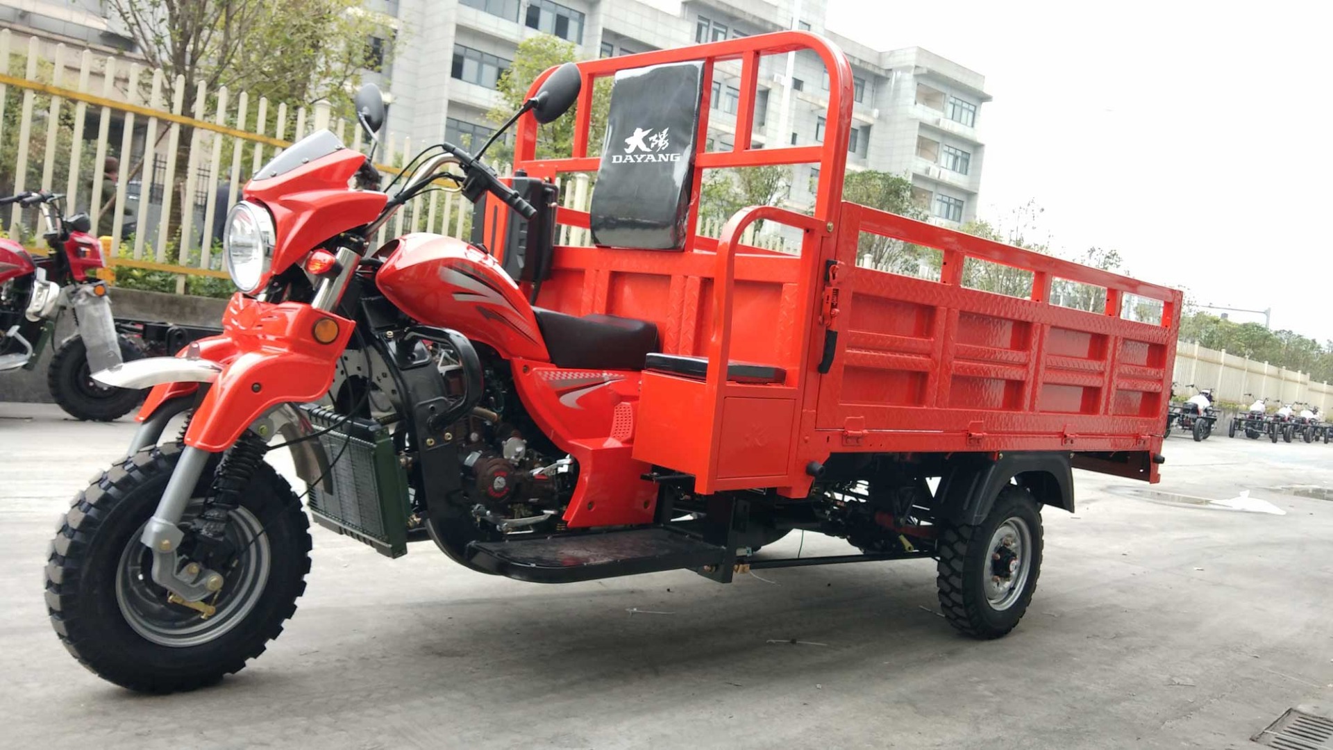 2021 DAYANG factory hot sale new cheap convertible gasoline tuk tuk large space adult motorized tricycles global market