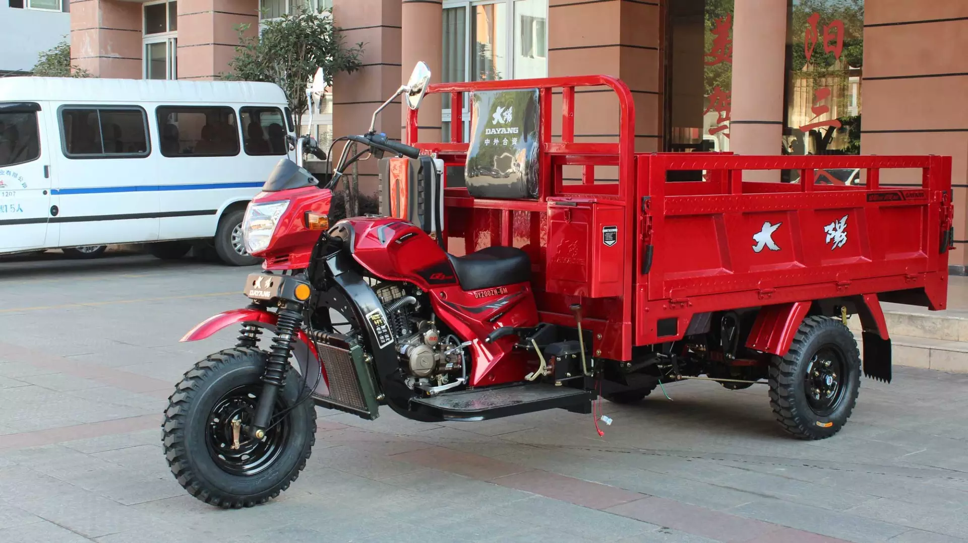 China wholesale cheap petrol three wheel cargo heavy cargo capacity moped tricycle box container