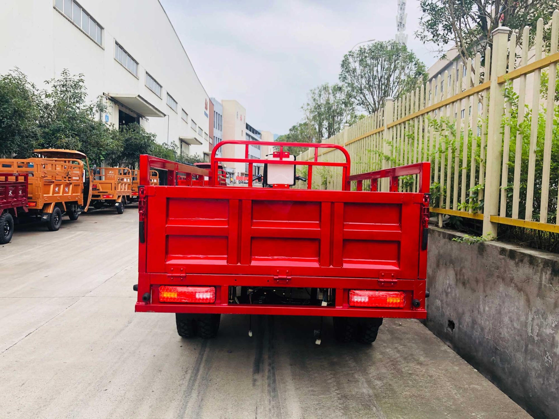 Chinese factory wholesale adults farm  200cc tricycle engine heavy loading 1 ton cargo box gaso