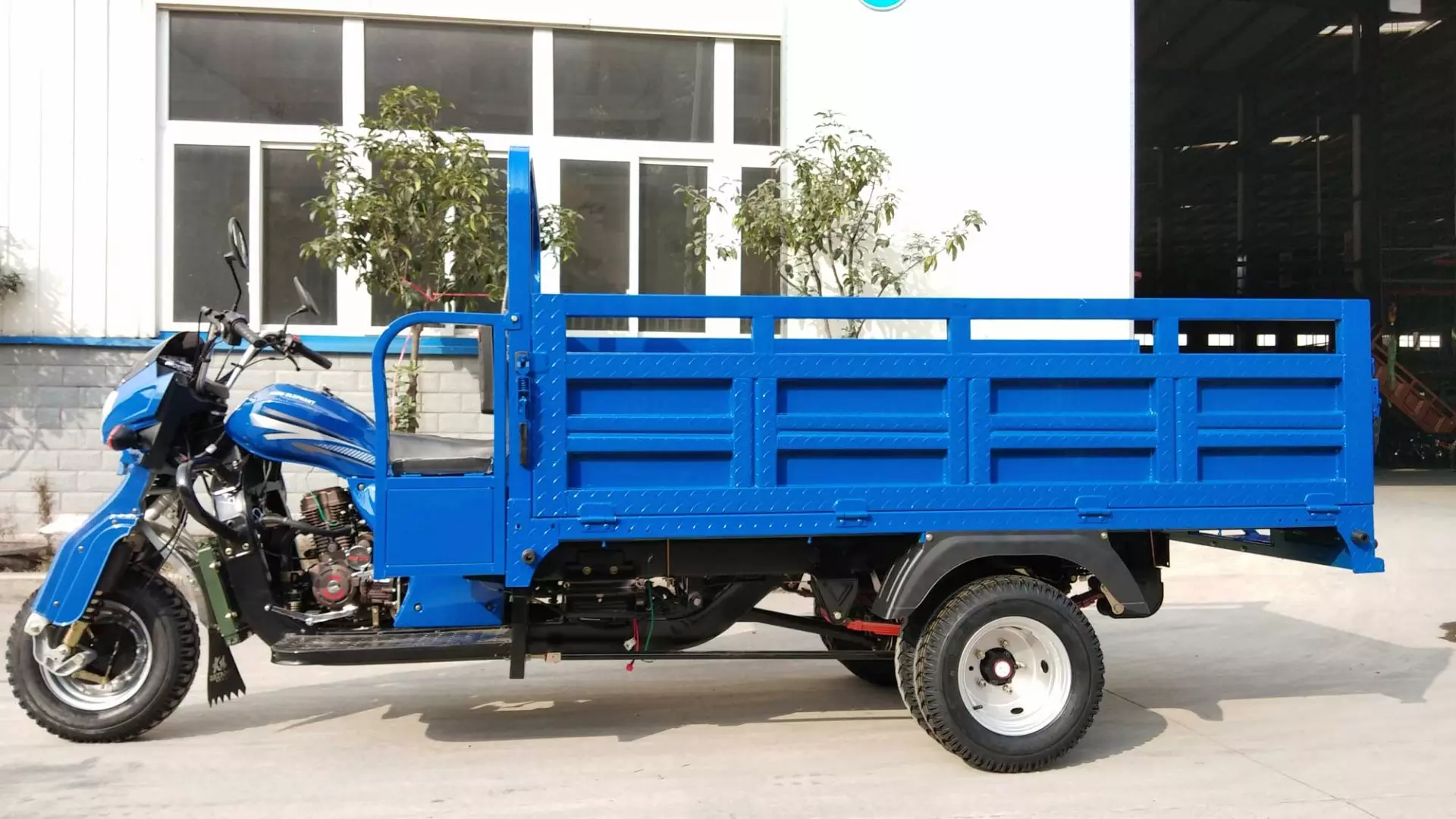 Heavy loading truck transport tricycle frame with motor price motorized tricycles China Max blue body power engine cool