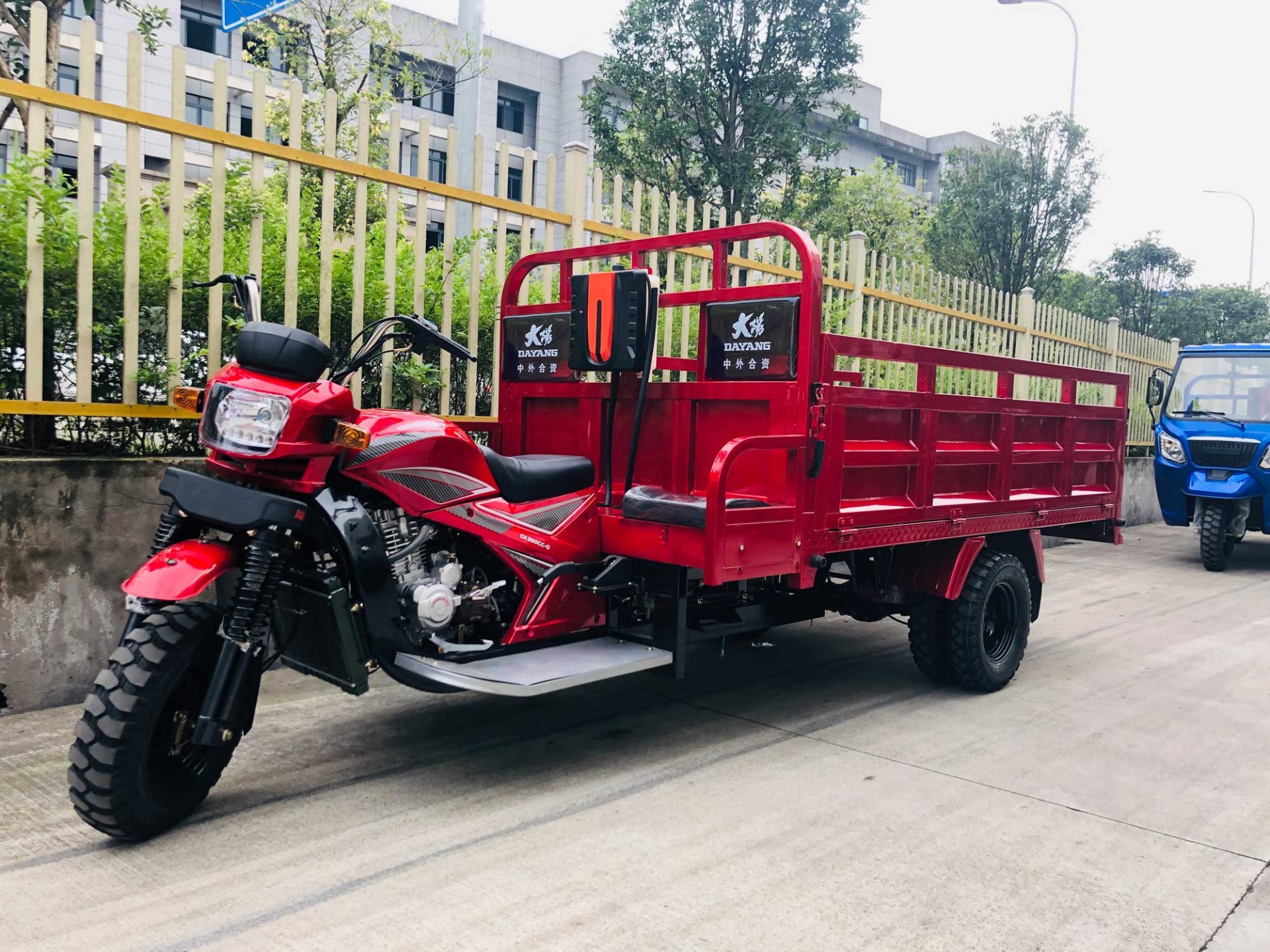 Top Brand Adult Motorized Big Space Cheap Good Quality Gas Powered 300cc Self Loader Three Wheel Cargo Tricycle China > 250cc