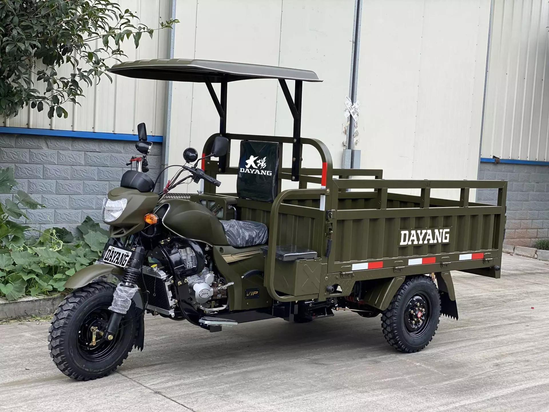 New Arrival Factory cargo motor tricycle hydraulic dump fuel oil tricycle motorcycle for freight Capacity for Adults