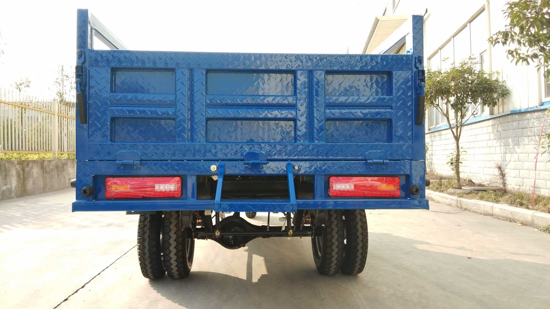 Heavy loading truck transport tricycle frame with motor price motorized tricycles China Max blue body power engine cool